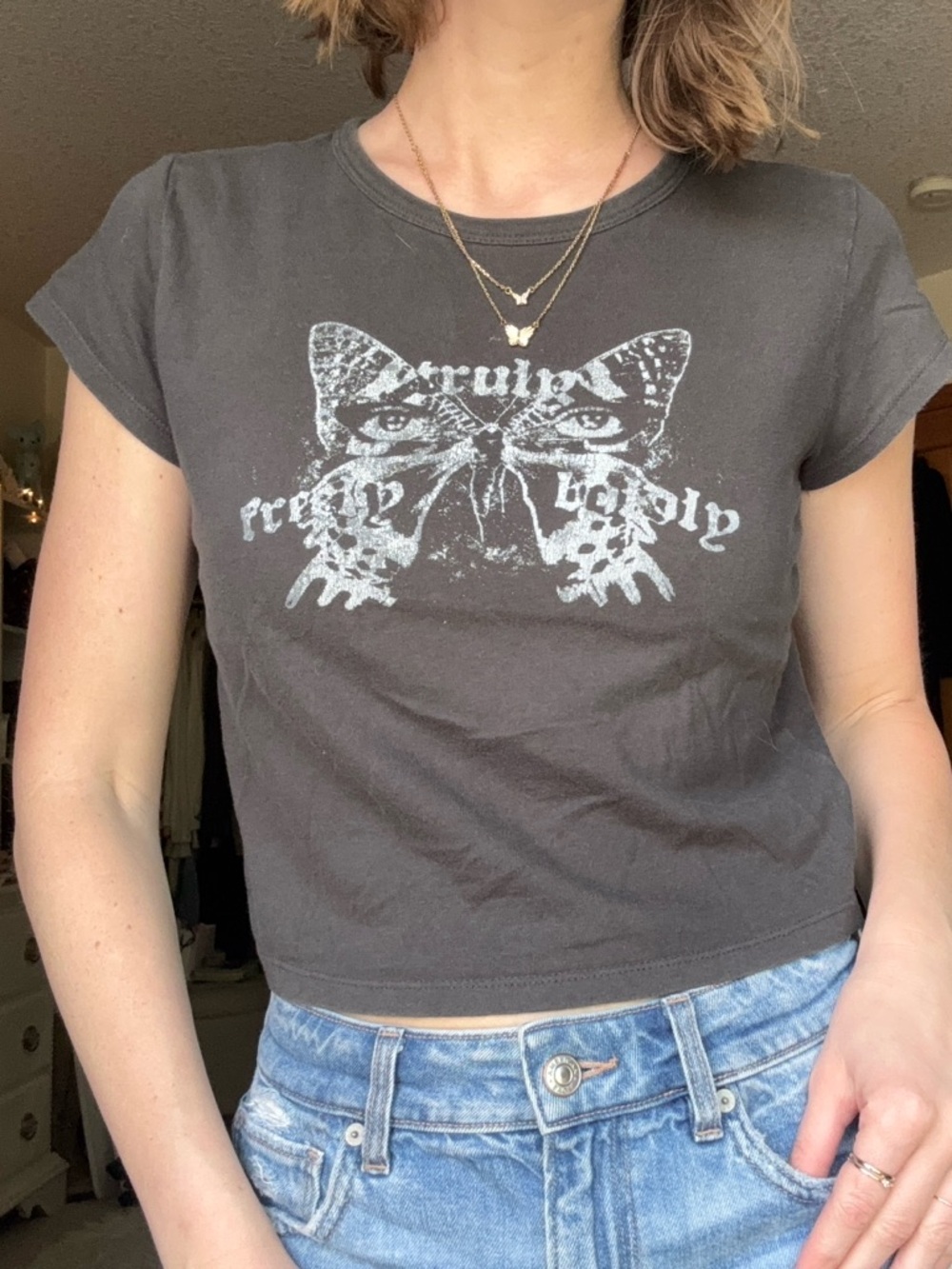 hollister dark grey butterfly graphic cropped baby tee - Picture 3 of 11